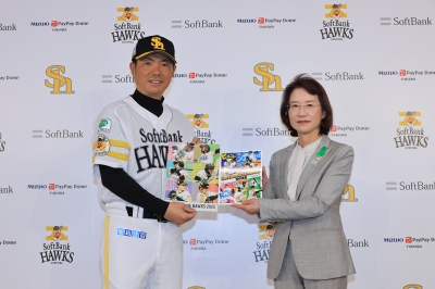 右から大曲副知事、小久保裕紀監督
