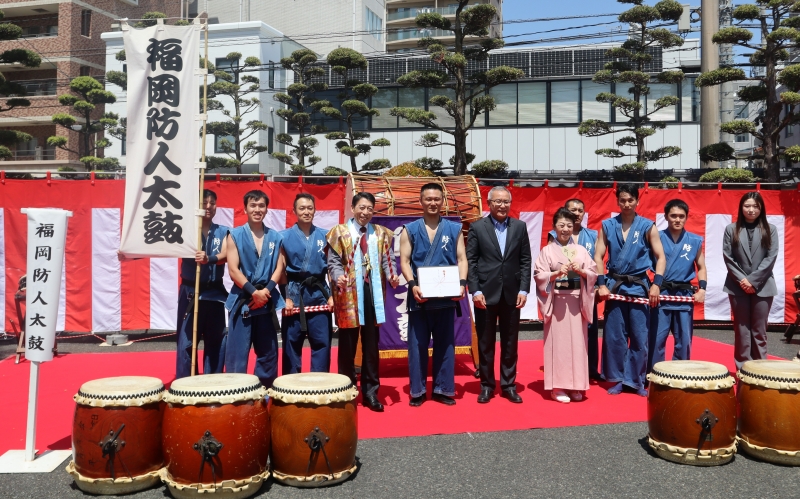 福岡防人太鼓の皆さんと中華人民共和国駐福岡総領事と知事