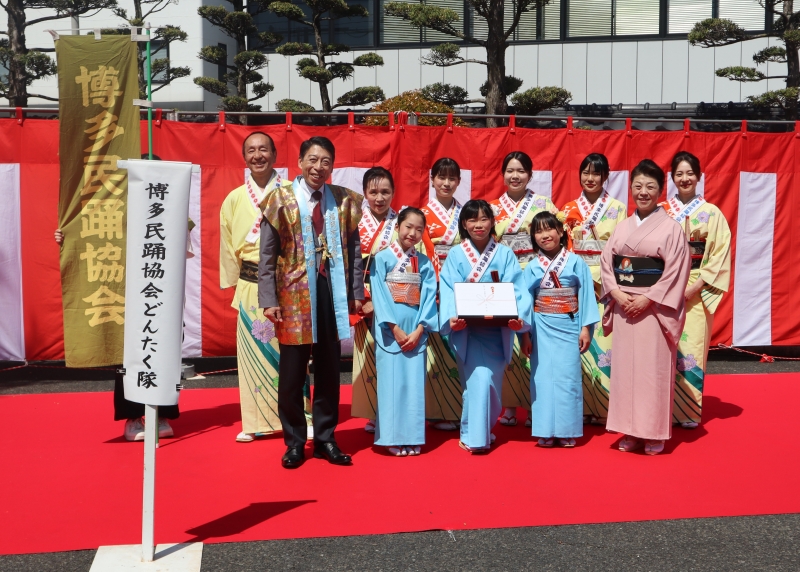 博多民謡協会どんたく隊の皆さんと知事