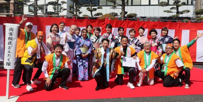 髙宮校区どんたく隊の皆さんと知事