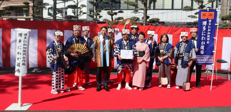 博多仁和加振興会所属　博多にわか道場の皆さんと​知事
