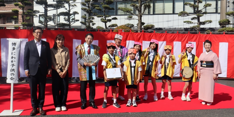 博多にわか子供の会の皆さん、駐福岡大韓民国総領事と知事