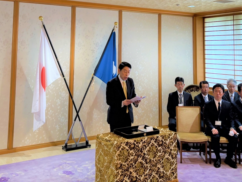 あいさつする知事