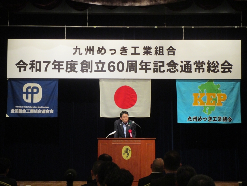 あいさつする知事