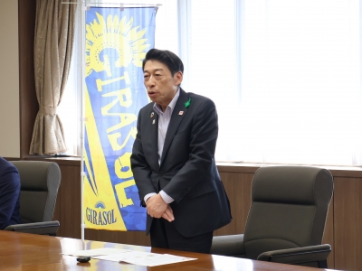 あいさつする知事