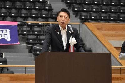 総合開会式で挨拶をする服部知事