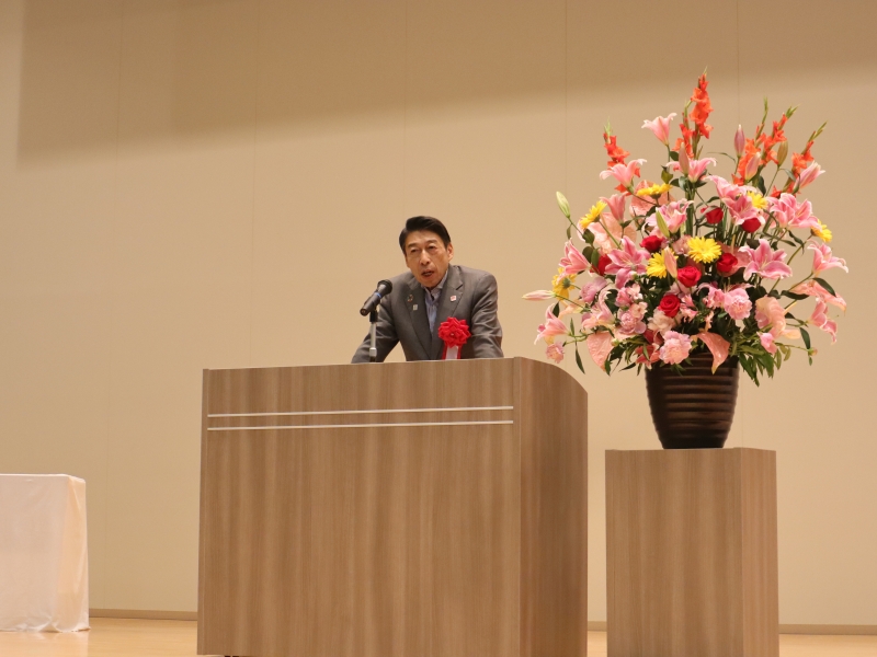 (写真)あいさつする知事