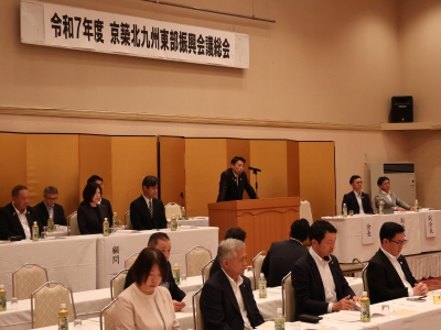 あいさつする知事