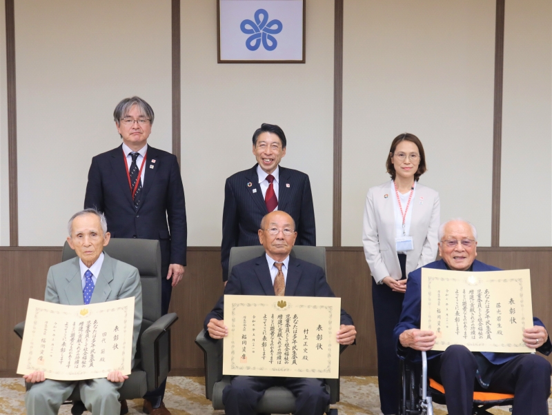 受賞者と知事の集合写真です