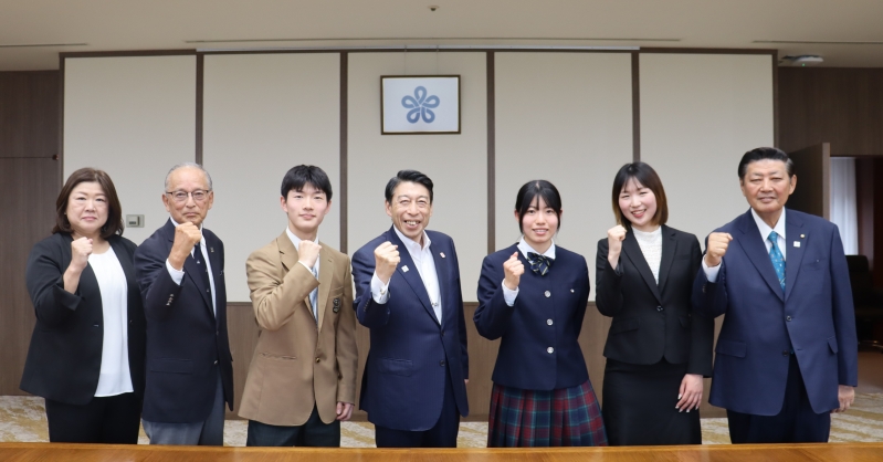 福岡県スケート連盟の皆さんと知事
