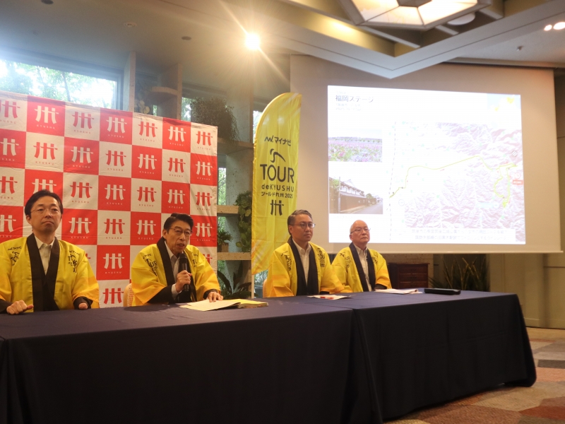 コースを説明する知事