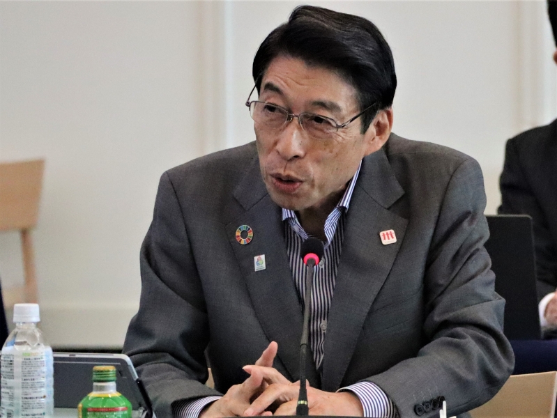 あいさつする知事