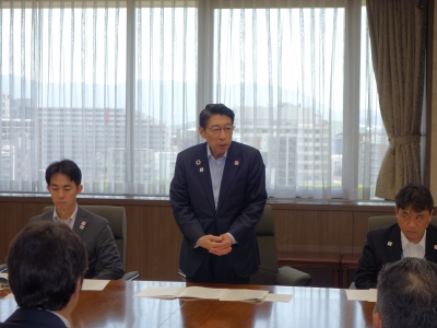 あいさつする知事