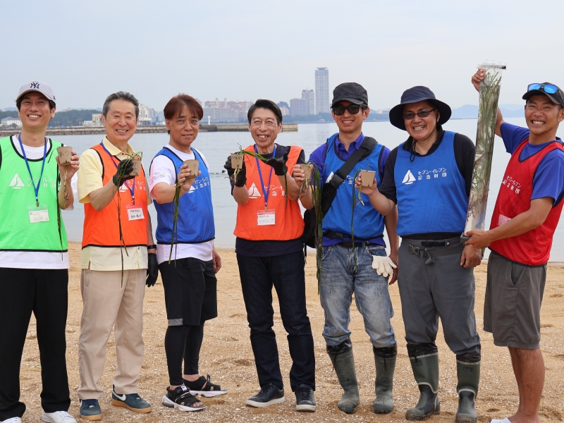 参加者の皆さんと知事の写真です