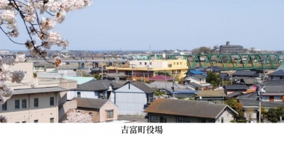 線路沿いの吉富町役場