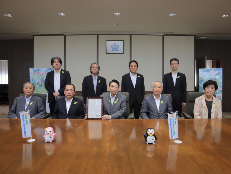 来訪者と知事の集合写真です