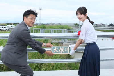 揮毫していただいた高田中学校の生徒が橋名板を設置する写真です。