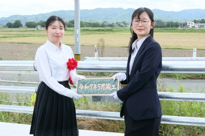 揮毫していただいた山門高校の生徒が橋名板を設置する写真です。