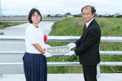 揮毫していただいた瀬高中学校の生徒が橋名板を設置する写真です。