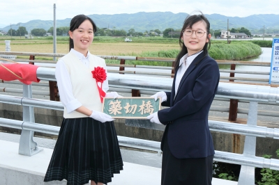揮毫していただいた山門高校の生徒が橋名板を設置する写真です。