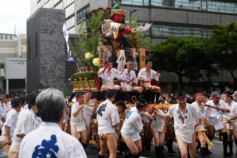 台上がりする知事