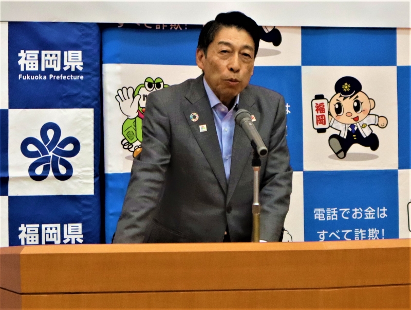 あいさつする知事