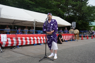 あいさつする知事