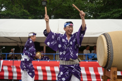 太鼓を披露する知事