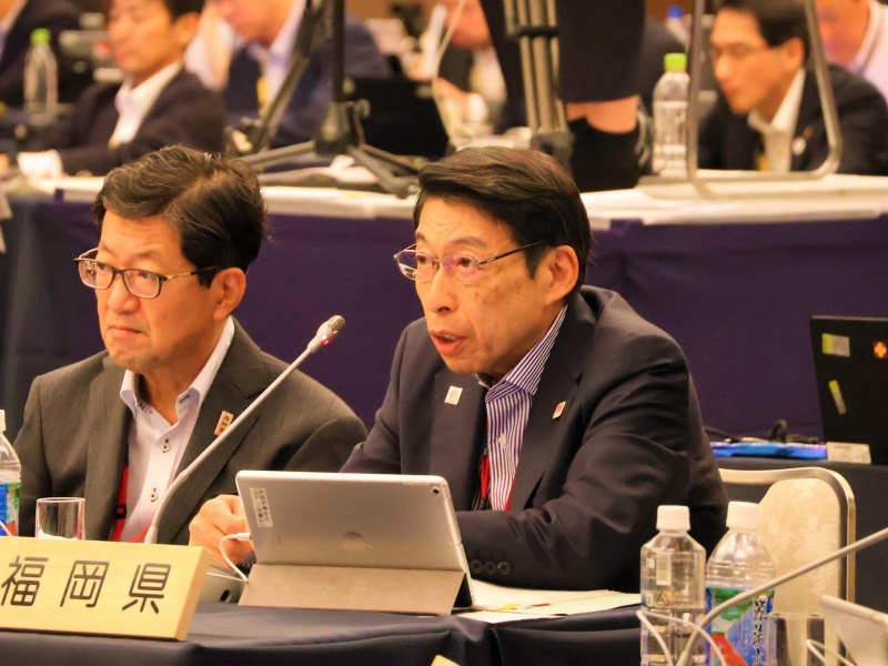 発言する知事