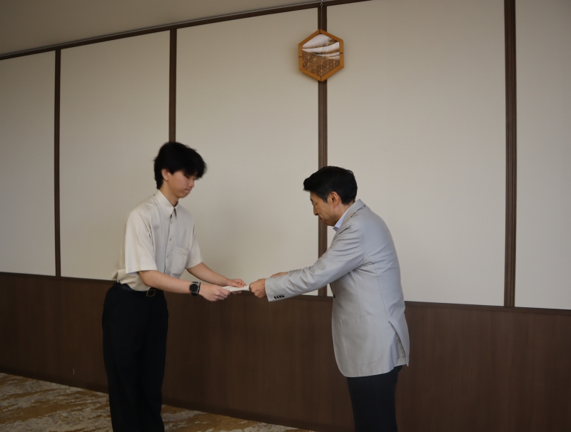決定証交付の様子