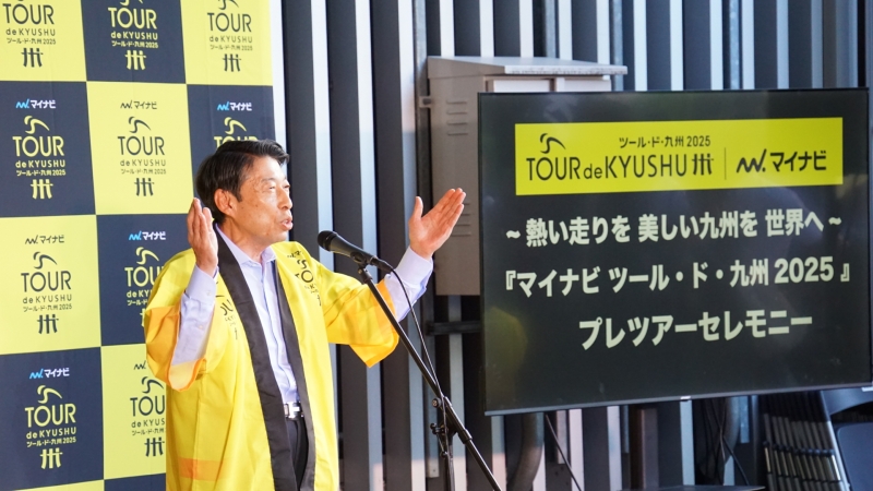 あいさつをする知事