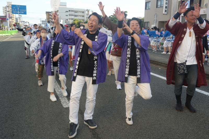 (写真)「１万人の総踊り」に参加する知事