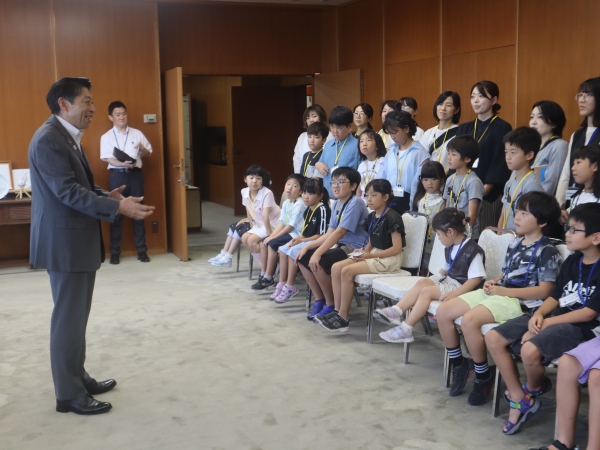 県庁の仕事について説明する知事