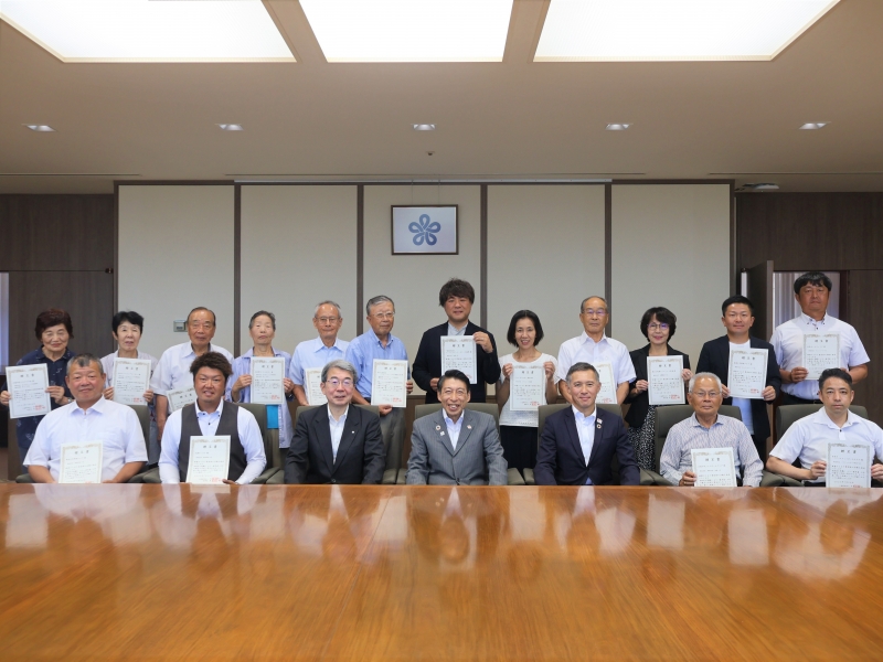 受贈団体の皆さんと知事の集合写真です