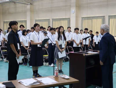 決意表明する塾生