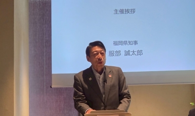 あいさつをする知事