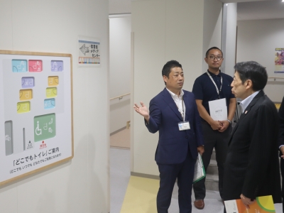 施設を見学する様子