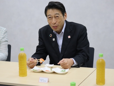 サーモンを試食する様子