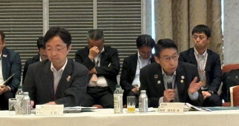 発言する知事