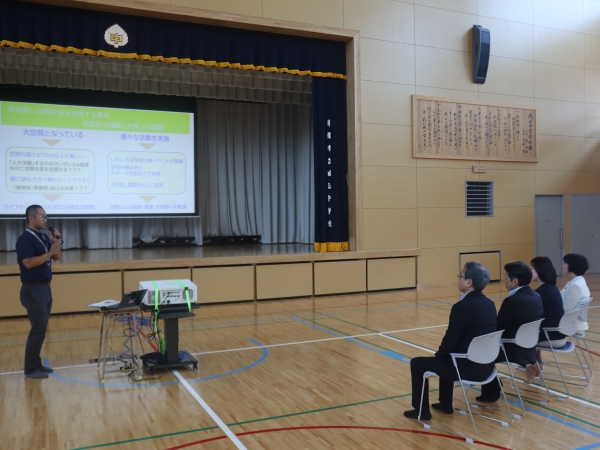 施設を見学する様子（体育館）