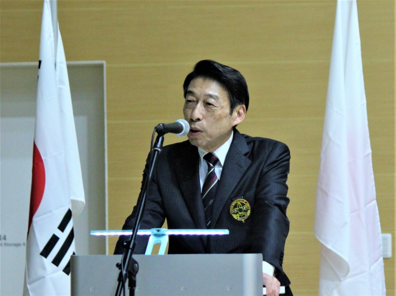 あいさつする知事