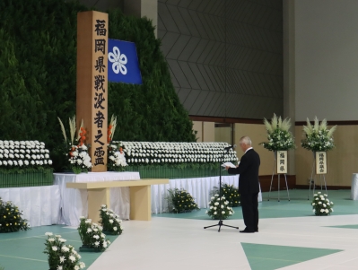 追悼の言葉を捧げる野田さんの写真