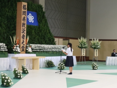 追悼の言葉を捧げる川島さんの写真
