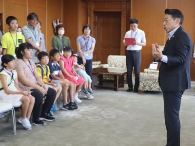 県庁の仕事について説明する知事