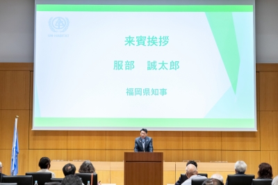 あいさつする知事