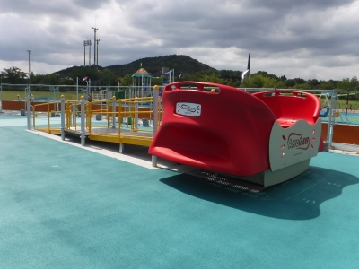車いすに乗ったまま利用できるゆれる遊具