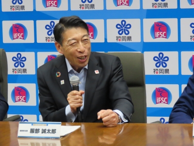 （写真）あいさつする知事