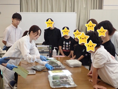 のりを焼いて食べ比べている様子