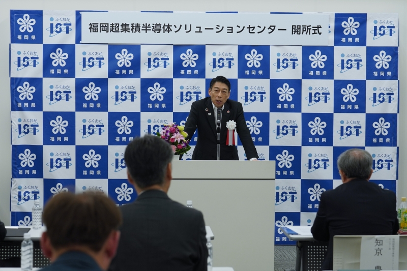 あいさつする知事