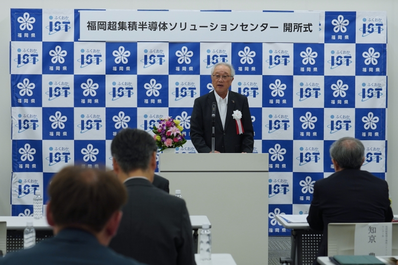 あいさつする津田理事長